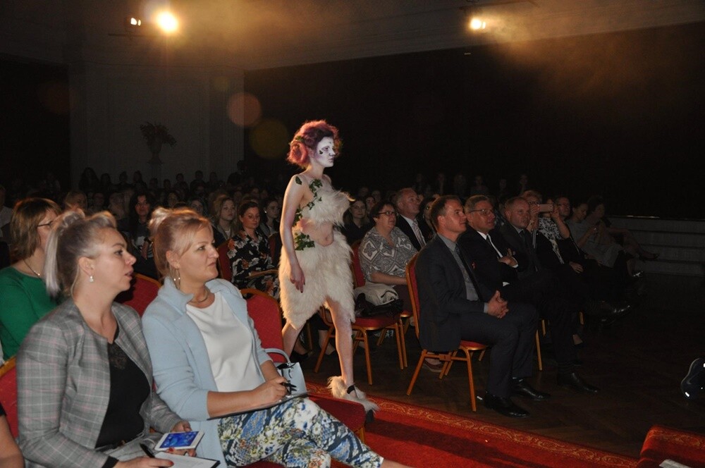 W Centrum Kultury Śląskiej w Świętochłowicach odbył się finał 8. edycji Ligi Młodych Kreatorów. Gospodarzem międzynarodowego konkursu fryzjerskiego było ZSEU im. Augustyna Świdra w Świętochłowicach.