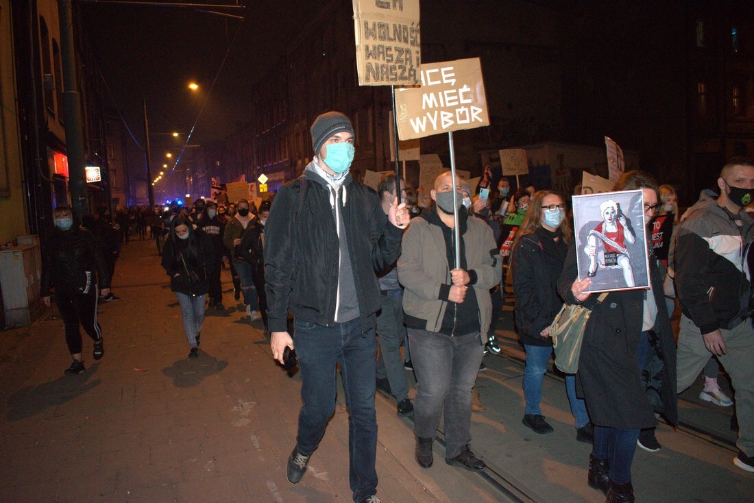 Ulicami Świętochłowic przeszła kolejna manifestacja w sprawie orzeczenia Trybunału Konstytucyjnego dotyczącego aborcji.