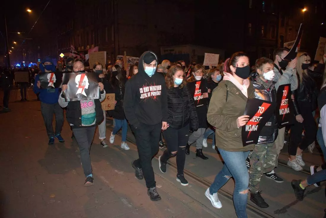 Ulicami Świętochłowic przeszła kolejna manifestacja w sprawie orzeczenia Trybunału Konstytucyjnego dotyczącego aborcji.