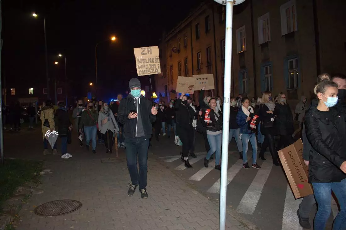 Ulicami Świętochłowic przeszła kolejna manifestacja w sprawie orzeczenia Trybunału Konstytucyjnego dotyczącego aborcji.