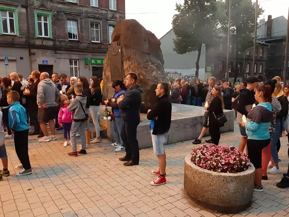Co najmniej kilkaset osób przeszło ulicami Świętochłowic, aby uczcić pamięć zamordowanego niedawno Łukasza Porwolika.