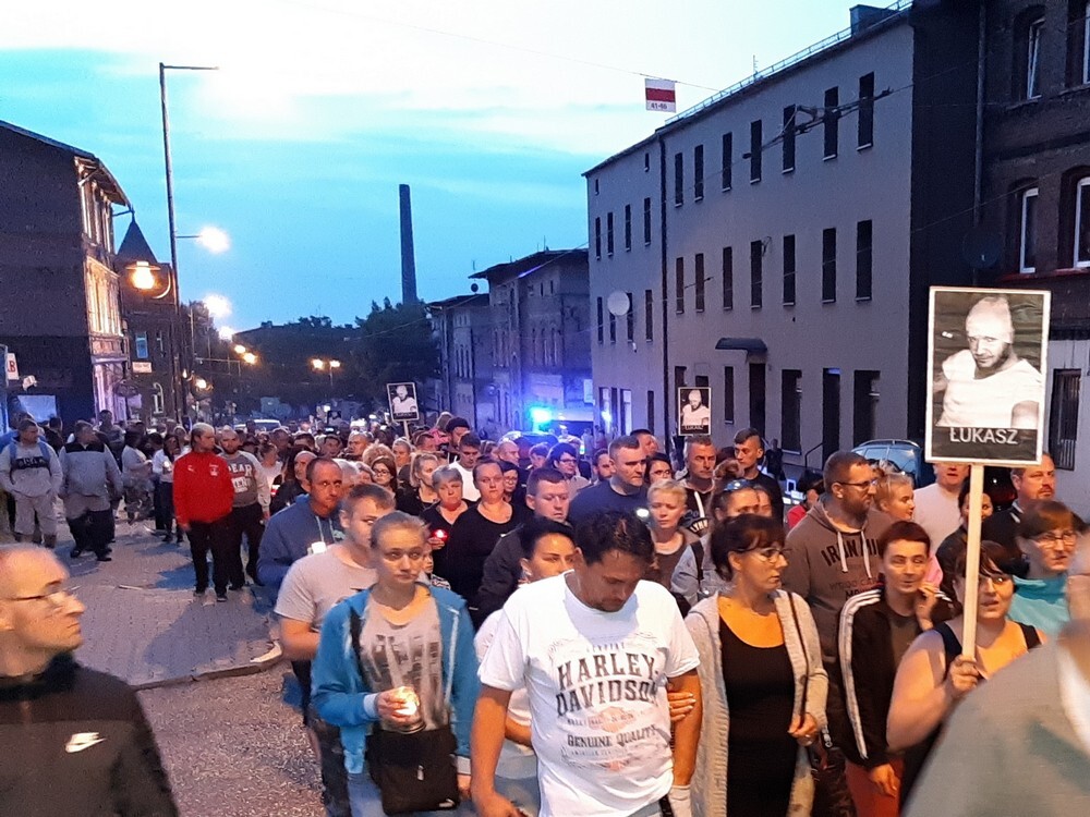 Co najmniej kilkaset osób przeszło ulicami Świętochłowic, aby uczcić pamięć zamordowanego niedawno Łukasza Porwolika.