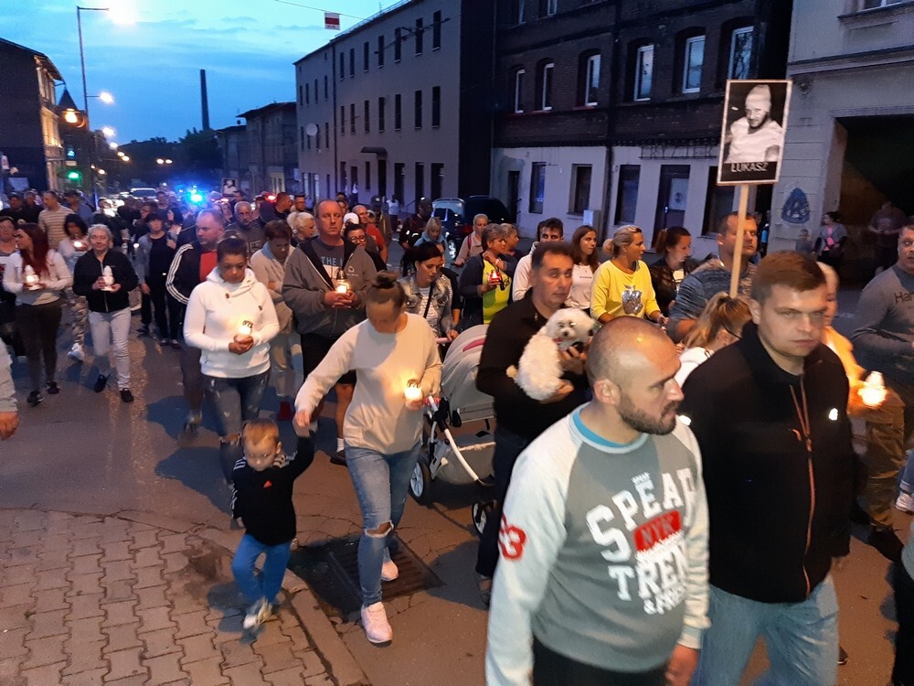 Co najmniej kilkaset osób przeszło ulicami Świętochłowic, aby uczcić pamięć zamordowanego niedawno Łukasza Porwolika.