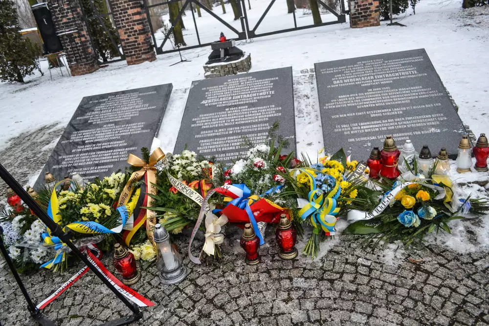 Kilkadziesiąt osób przeszło z Katowic do Świętochłowic, aby upamiętnić ofiary Tragedii Górnośląskiej. Przed pomnikiem więźniów obozu w Zgodzie złożono kwiaty i zapalono znicze.