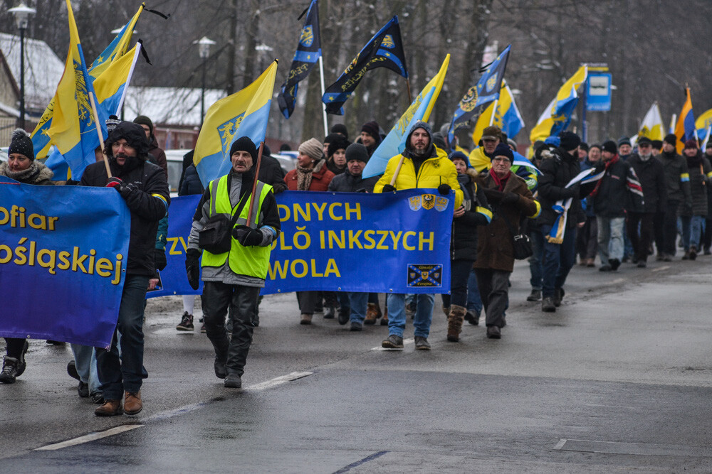 Kilkadziesiąt osób przeszło z Katowic do Świętochłowic, aby upamiętnić ofiary Tragedii Górnośląskiej. Przed pomnikiem więźniów obozu w Zgodzie złożono kwiaty i zapalono znicze.