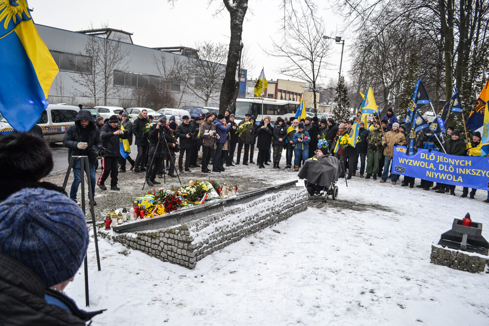 Kilkadziesiąt osób przeszło z Katowic do Świętochłowic, aby upamiętnić ofiary Tragedii Górnośląskiej. Przed pomnikiem więźniów obozu w Zgodzie złożono kwiaty i zapalono znicze.