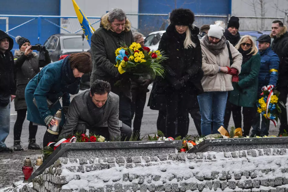 Kilkadziesiąt osób przeszło z Katowic do Świętochłowic, aby upamiętnić ofiary Tragedii Górnośląskiej. Przed pomnikiem więźniów obozu w Zgodzie złożono kwiaty i zapalono znicze.