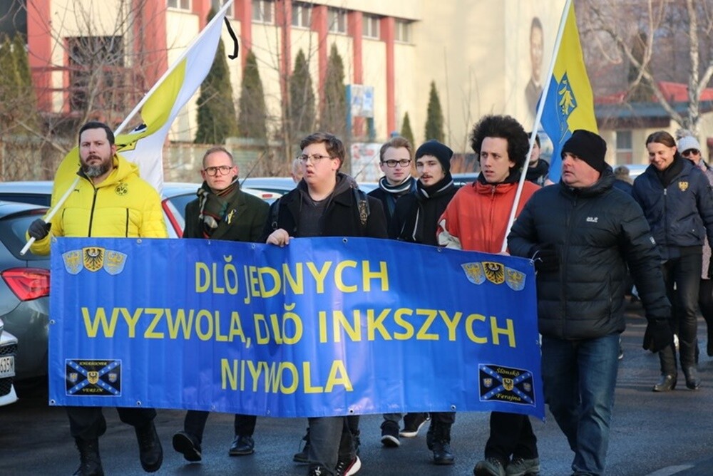 Dziś mieszkańcy Śląska wzięli udział w Marszu na Zgodę. Jego uczestnicy przeszli 10-kilometrową trasę z Katowic pod bramę byłego obozu pracy w Zgodzie w Świętochłowicach. Tam tradycyjnie uczczono ofiary Tragedii Górnośląskiej.