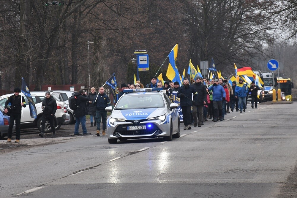 Dziś mieszkańcy Śląska wzięli udział w Marszu na Zgodę. Jego uczestnicy przeszli 10-kilometrową trasę z Katowic pod bramę byłego obozu pracy w Zgodzie w Świętochłowicach.

fot. Jacek Knapik