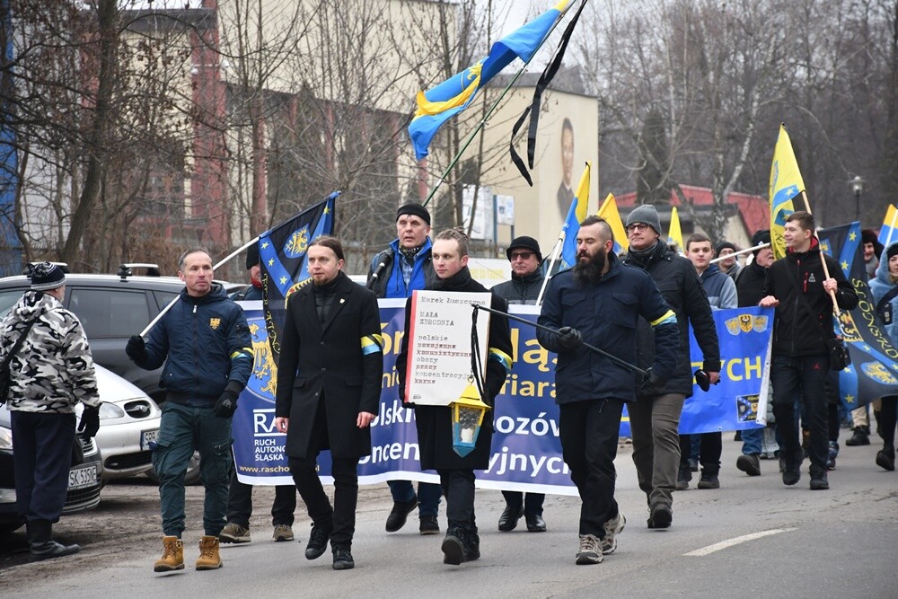 Dziś mieszkańcy Śląska wzięli udział w Marszu na Zgodę. Jego uczestnicy przeszli 10-kilometrową trasę z Katowic pod bramę byłego obozu pracy w Zgodzie w Świętochłowicach.

fot. Jacek Knapik