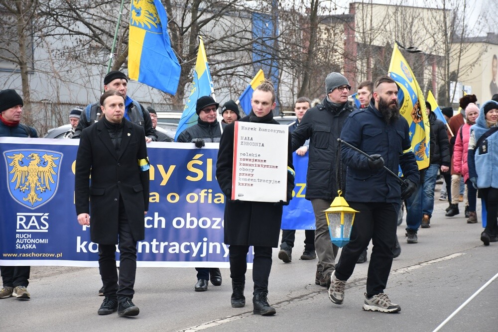 Dziś mieszkańcy Śląska wzięli udział w Marszu na Zgodę. Jego uczestnicy przeszli 10-kilometrową trasę z Katowic pod bramę byłego obozu pracy w Zgodzie w Świętochłowicach.

fot. Jacek Knapik