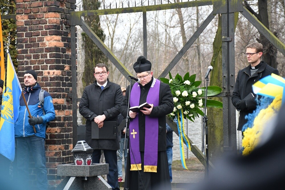 Dziś mieszkańcy Śląska wzięli udział w Marszu na Zgodę. Jego uczestnicy przeszli 10-kilometrową trasę z Katowic pod bramę byłego obozu pracy w Zgodzie w Świętochłowicach.

fot. Jacek Knapik