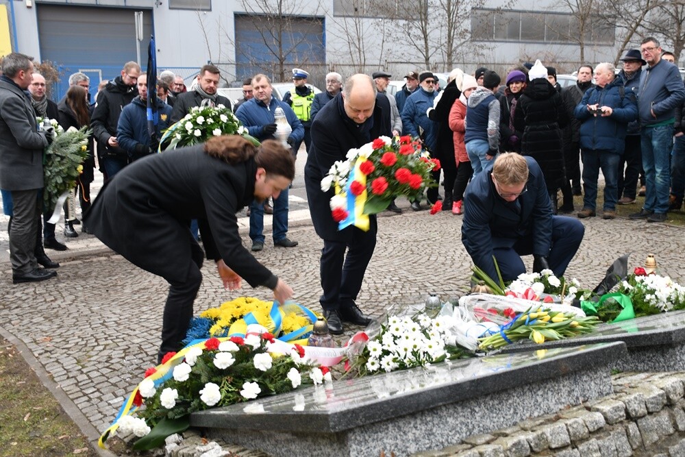 Dziś mieszkańcy Śląska wzięli udział w Marszu na Zgodę. Jego uczestnicy przeszli 10-kilometrową trasę z Katowic pod bramę byłego obozu pracy w Zgodzie w Świętochłowicach.

fot. Jacek Knapik