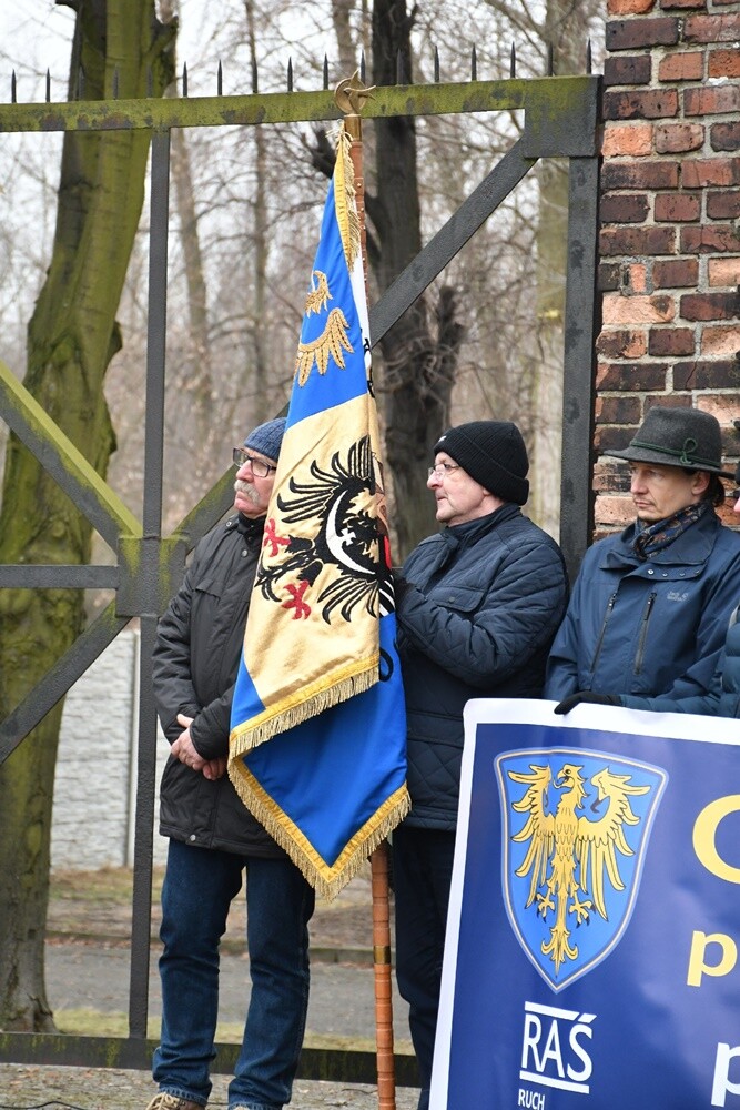 Dziś mieszkańcy Śląska wzięli udział w Marszu na Zgodę. Jego uczestnicy przeszli 10-kilometrową trasę z Katowic pod bramę byłego obozu pracy w Zgodzie w Świętochłowicach.

fot. Jacek Knapik