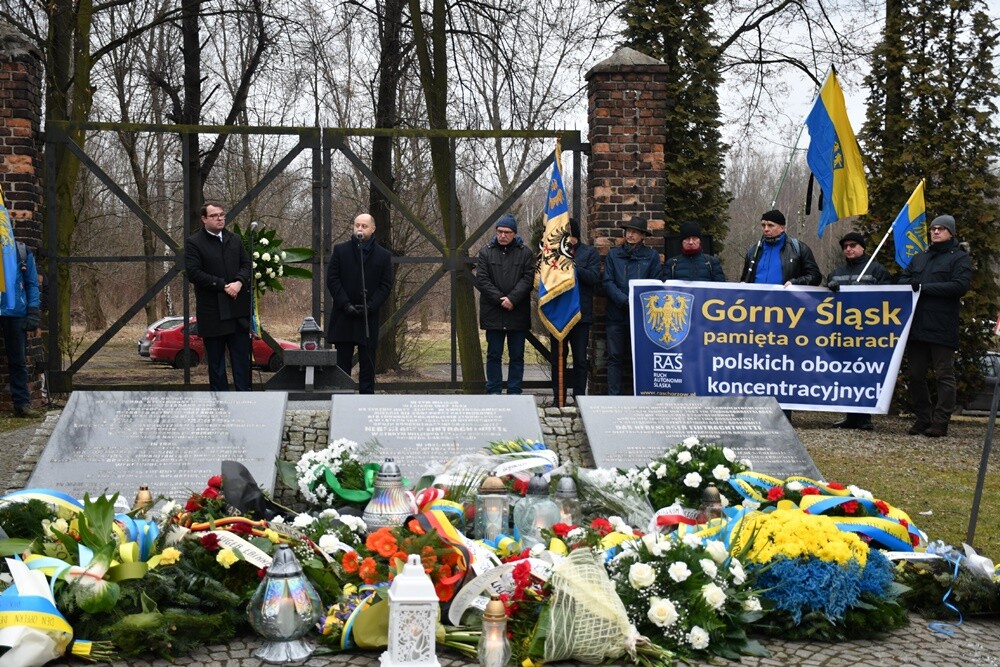 Dziś mieszkańcy Śląska wzięli udział w Marszu na Zgodę. Jego uczestnicy przeszli 10-kilometrową trasę z Katowic pod bramę byłego obozu pracy w Zgodzie w Świętochłowicach.

fot. Jacek Knapik