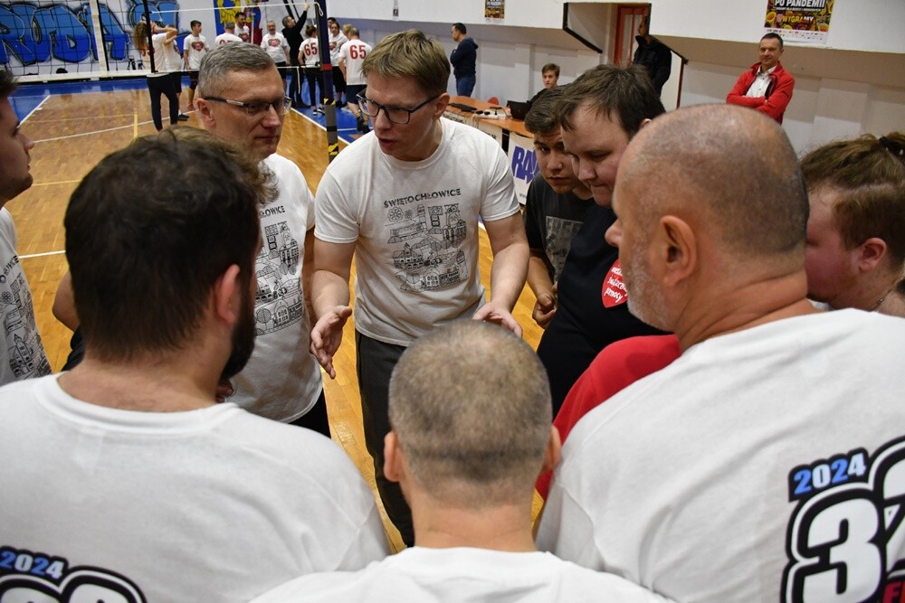Za nami wyjątkowy mecz siatkówki! Po dwóch stronach siatki stanęli m.in. prezydenci Rudy Śląskiej i Świętochłowic. / fot. Jacek Knapik