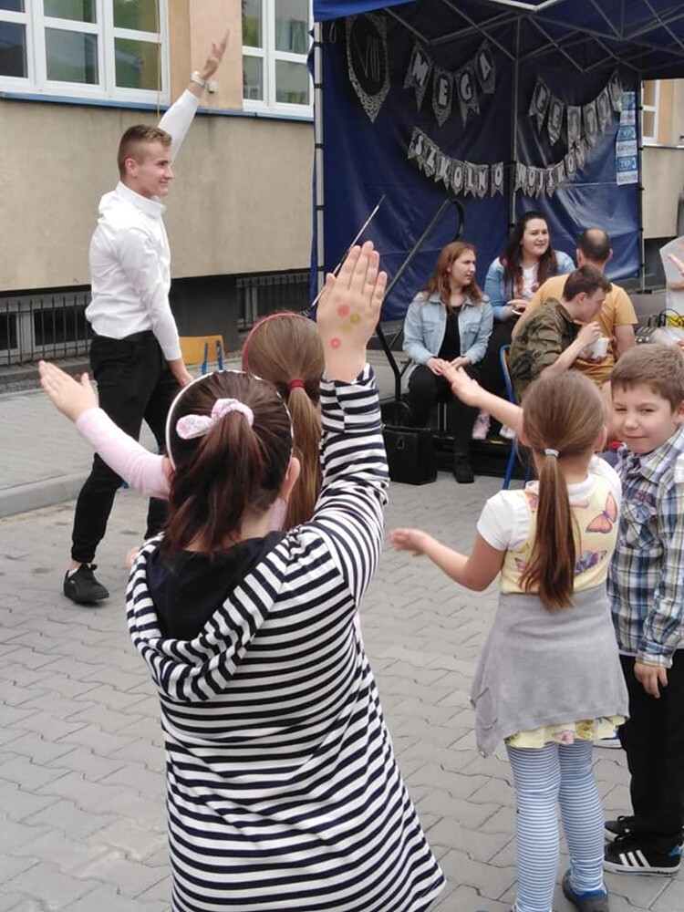 W piątkowe popołudnie przed budynkiem ZSO nr 2 w Świętochłowicach odbył się ósmy Mega Festyn Szkolno - Wojskowy.