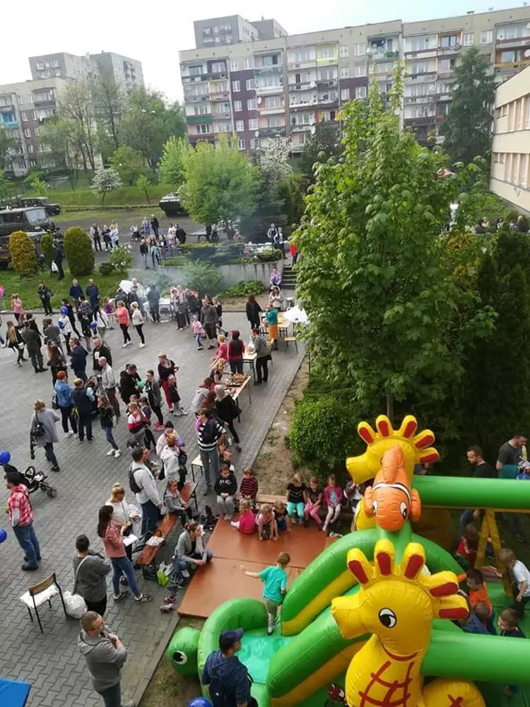 W piątkowe popołudnie przed budynkiem ZSO nr 2 w Świętochłowicach odbył się ósmy Mega Festyn Szkolno - Wojskowy.