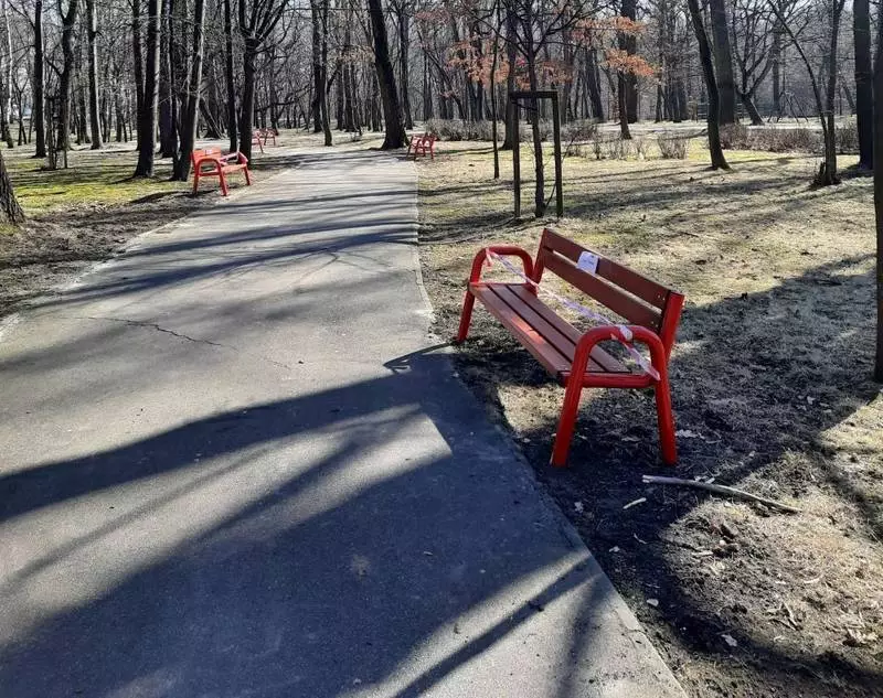 Miasto przygotowuje się do wiosny. Wymieniono ławki w parku Heiloo
