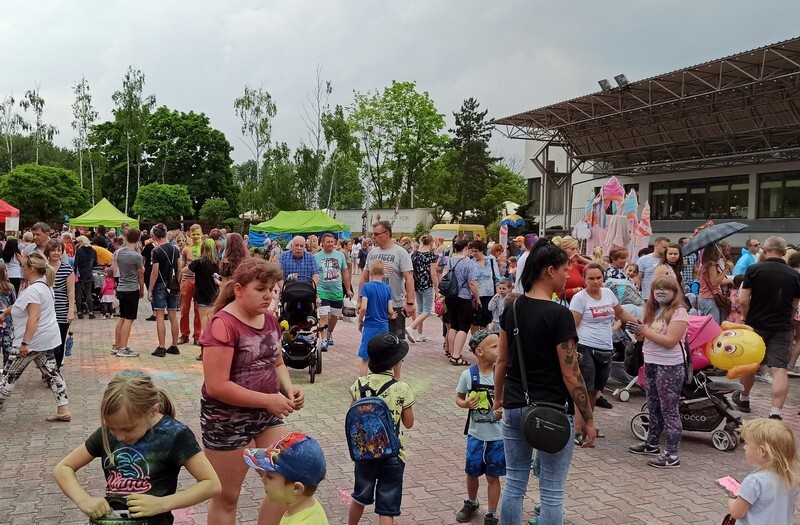 Kapryśna pogoda nie przeszkodziła świętochłowiczanom w świętowaniu Dnia Dziecka. W sobotę, 12 czerwca na terenie OSIR „ Skałka” zorganizowano wiele atrakcji dla najmłodszych mieszkańców naszego miasta. Na terenie „Skałki” pojawiły się rozmaite dmuchańce i inne atrakcje. Zorganizowano też liczne warsztaty dla dzieci. Na scenie wystąpili zdolni młodzi świętochłowiczanie, prezentując swoje muzyczne i artystyczne talenty. To jednak nie wszystko, ponieważ w imprezie wzięli udział motocykliści ze stowarzyszenia Choppers Świony, a Straż Miejska w Świętochłowicach znakowała rowery.