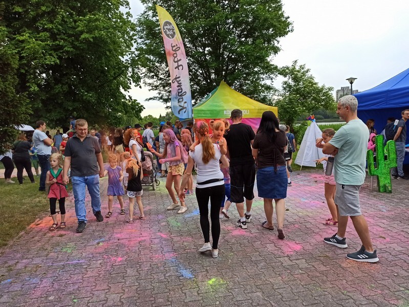 Kapryśna pogoda nie przeszkodziła świętochłowiczanom w świętowaniu Dnia Dziecka. W sobotę, 12 czerwca na terenie OSIR „ Skałka” zorganizowano wiele atrakcji dla najmłodszych mieszkańców naszego miasta. Na terenie „Skałki” pojawiły się rozmaite dmuchańce i inne atrakcje. Zorganizowano też liczne warsztaty dla dzieci. Na scenie wystąpili zdolni młodzi świętochłowiczanie, prezentując swoje muzyczne i artystyczne talenty. To jednak nie wszystko, ponieważ w imprezie wzięli udział motocykliści ze stowarzyszenia Choppers Świony, a Straż Miejska w Świętochłowicach znakowała rowery.