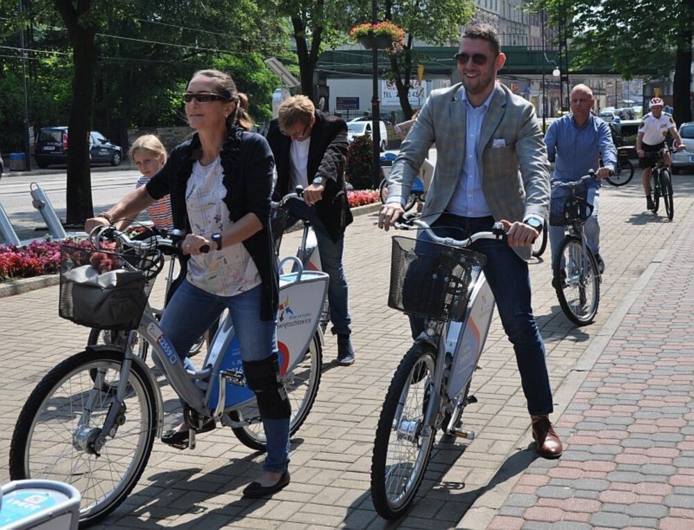 Dziś oficjalnie został zainaugurowany program pilotażowy &#8222;Świętochłowicki Rower Miejski&#8221;. Pierwszy przejazd odbył się w formie mobilnej konferencji rowerowej
