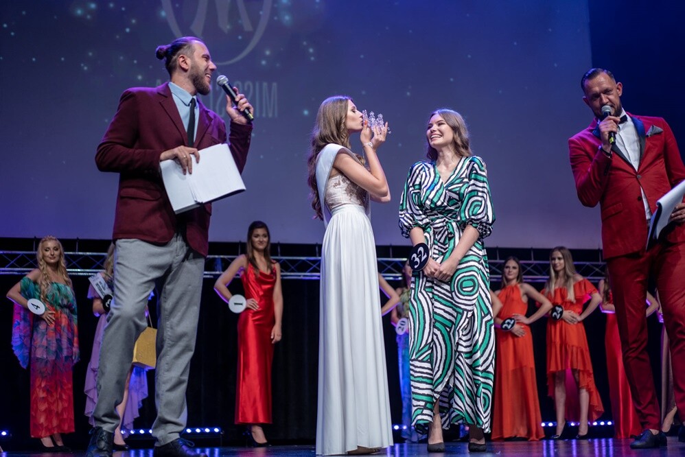 Świętochłowiczanka Julia Patrzyk otrzymała od jury tzw. zieloną kartę, która stanowi przepustkę do wystartowania w dalszym etapie Wyborów Miss Polski – Ćwierćfinale dla Kandydatek.

fot. Kamil Peszat