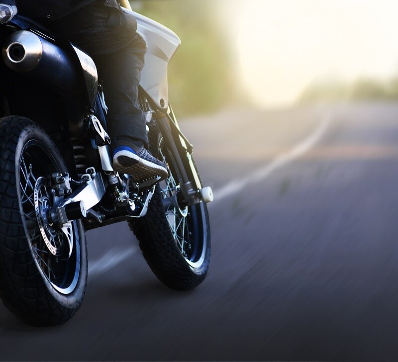Motocyklisto! Na drodze bezwzględnie zachowaj czujność, ostrożność i „Wróć do domu”