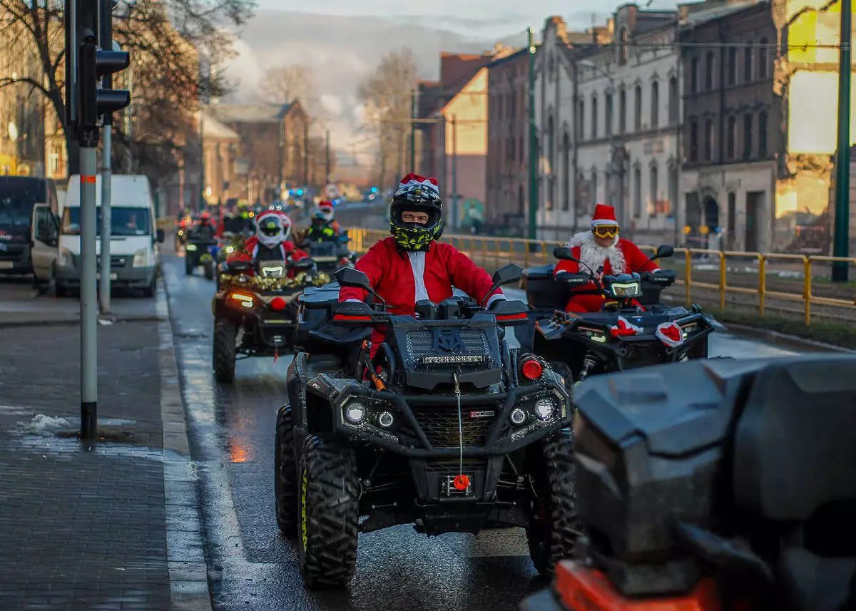 Ryk potężnych silników, klaksonów, zapach spalin i czapki Mikołajów. Mniej więcej tak wyglądała akcja MotoMikołaje, która w tym roku przejechała przez Chorzów i Świętochłowice.