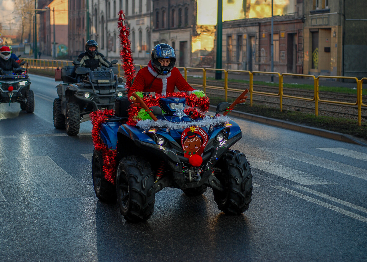 Ryk potężnych silników, klaksonów, zapach spalin i czapki Mikołajów. Mniej więcej tak wyglądała akcja MotoMikołaje, która w tym roku przejechała przez Chorzów i Świętochłowice.