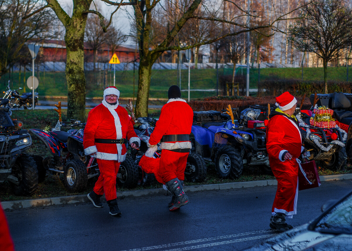 Ryk potężnych silników, klaksonów, zapach spalin i czapki Mikołajów. Mniej więcej tak wyglądała akcja MotoMikołaje, która w tym roku przejechała przez Chorzów i Świętochłowice.