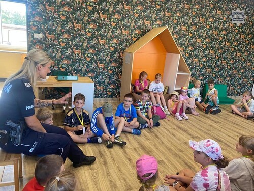 Mundurowi spotkali się z uczestnikami półkolonii. Tematem spotkania było bezpieczeństwo