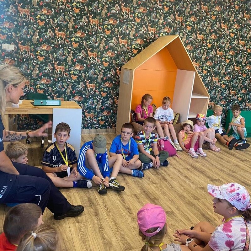 Mundurowi spotkali się z uczestnikami półkolonii. Tematem spotkania było bezpieczeństwo