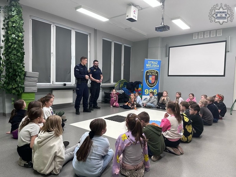 Mundurowi w SP nr 5 – zasady zimowego bezpieczeństwa w praktyce
