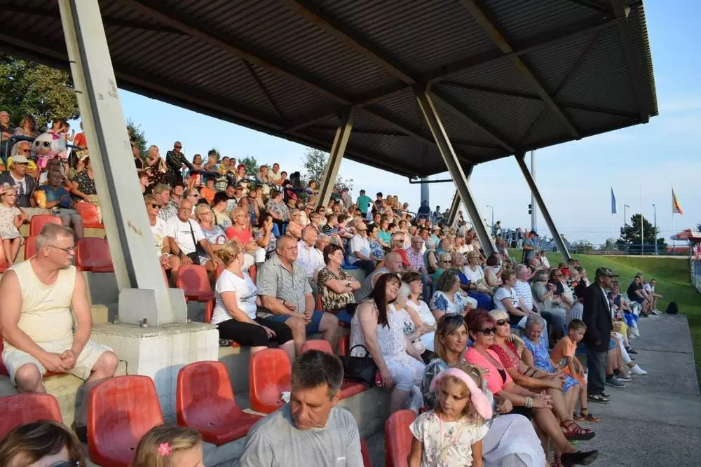 Piękna, letnia aura towarzyszyła kolejnemu Muzycznemu Spotkaniu Sąsiadów, które tym razem miało miejsce na stadionie ŚKS Naprzód Lipiny.