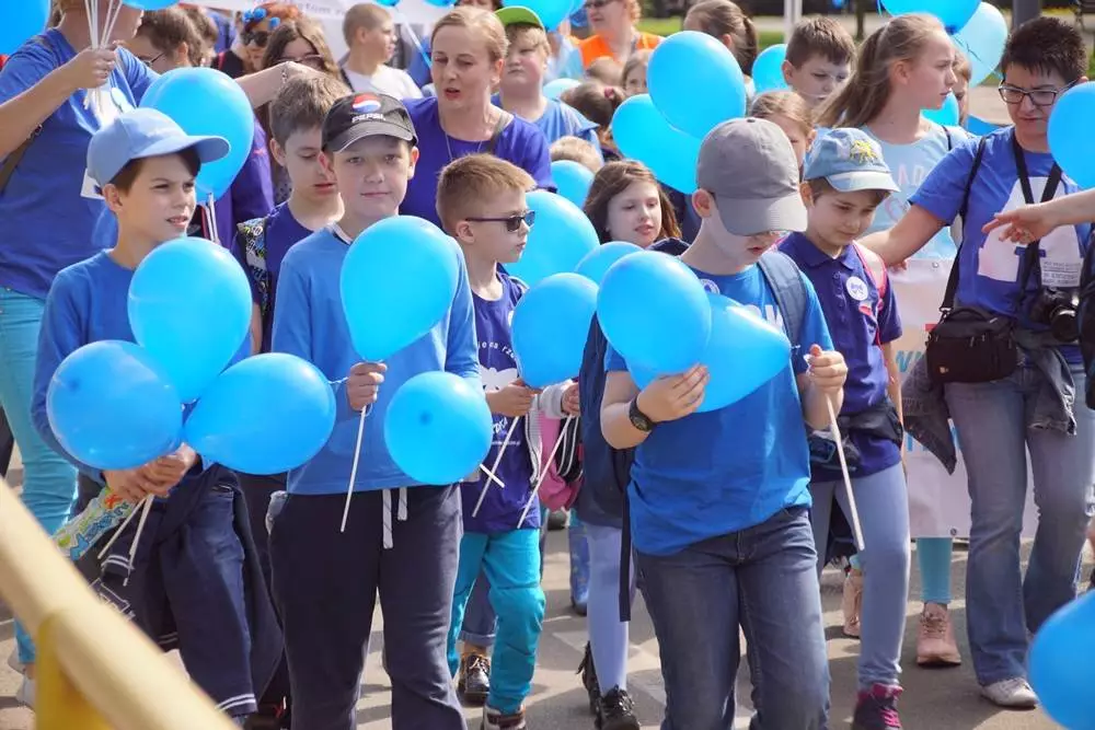 Ulicami Świętochłowic przeszedł dzisiaj "Niebieski Marsz" - akcja zorganizowana w związku z obchodami Światowego Dnia Świadomości Autyzmu.