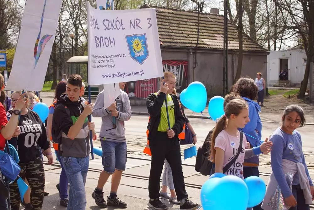 Ulicami Świętochłowic przeszedł dzisiaj "Niebieski Marsz" - akcja zorganizowana w związku z obchodami Światowego Dnia Świadomości Autyzmu.