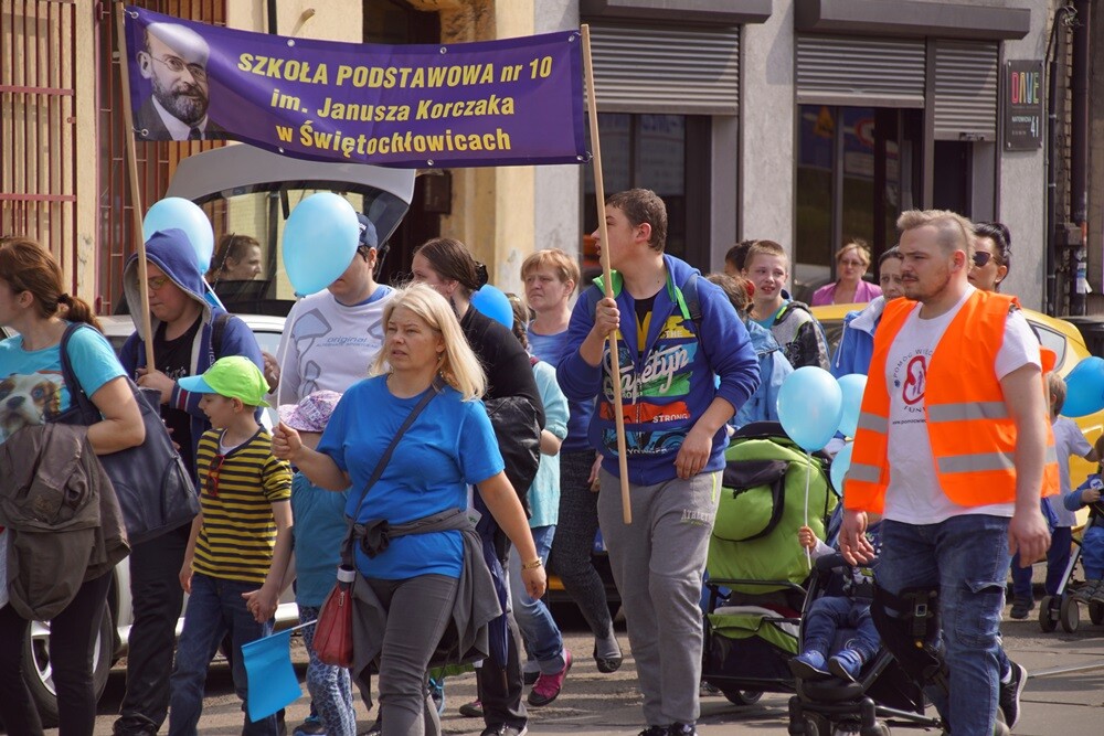 Ulicami Świętochłowic przeszedł dzisiaj "Niebieski Marsz" - akcja zorganizowana w związku z obchodami Światowego Dnia Świadomości Autyzmu.