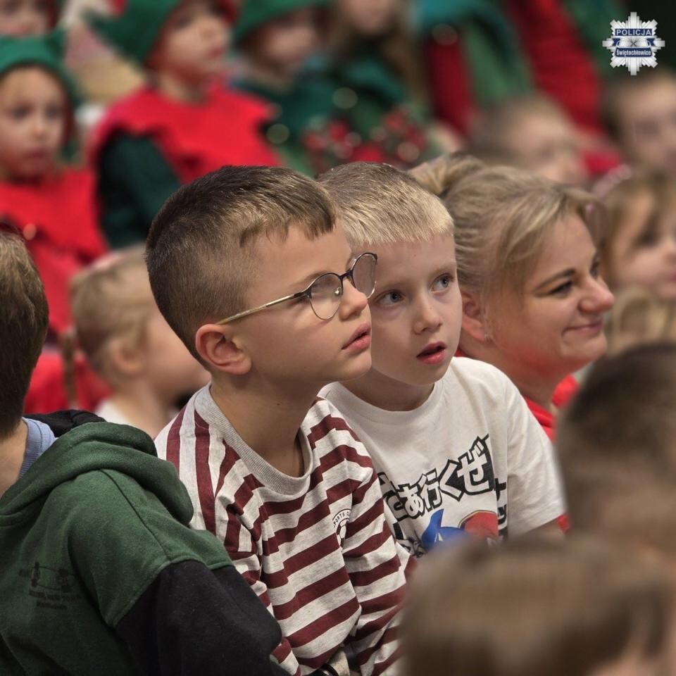Zimowe bezpieczeństwo – spotkanie policji z dziećmi w Przedszkolu nr 4 / fot. KMP Świętochłowice