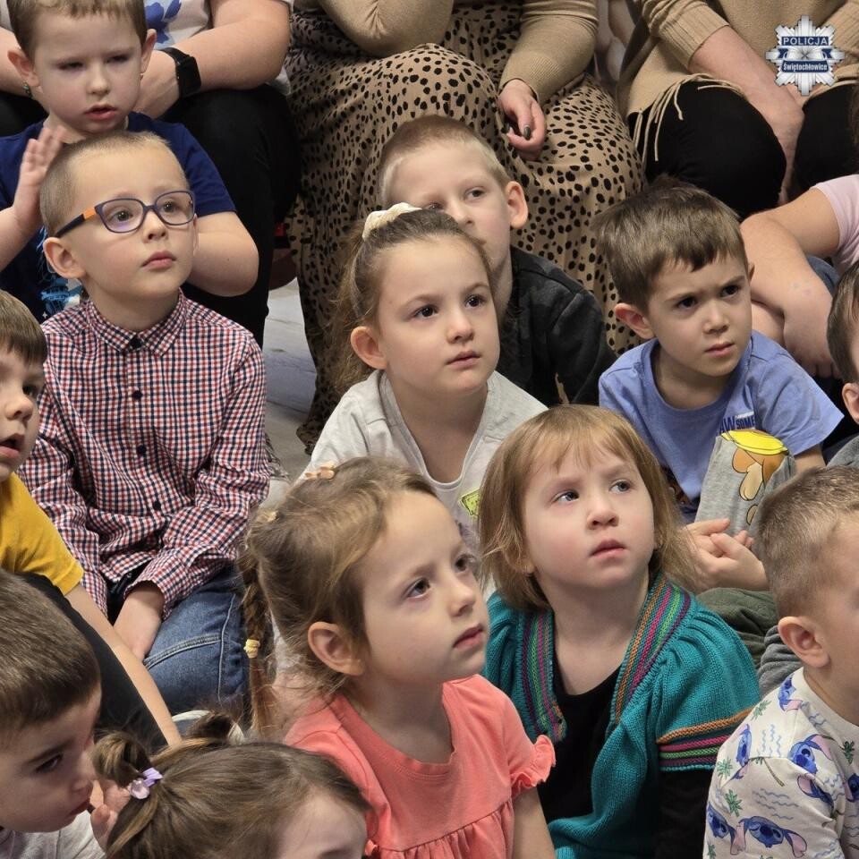 Zimowe bezpieczeństwo – spotkanie policji z dziećmi w Przedszkolu nr 4 / fot. KMP Świętochłowice