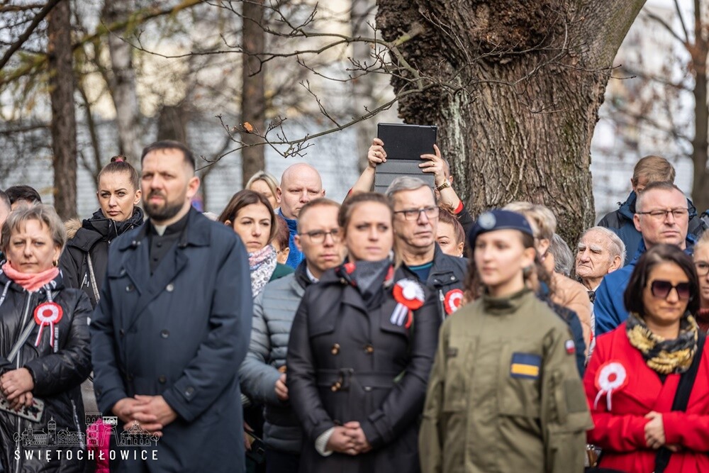 Msza św. w intencji Ojczyzny, przemarsz pod pomnik w parku Heiloo, wspólne odśpiewanie hymnu narodowego Rzeczypospolitej Polskiej oraz koncert "Niepodległość w dźwiękach".

fot. UM Świętochłowice
