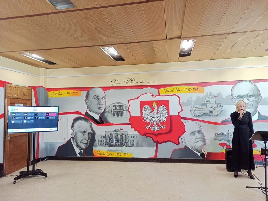 Świętochłowice mają nowy mural. Tym razem powstał nie na elewacji, a wewnątrz budynku. Namalowano go bowiem w Szkole Podstawowej nr 1 im. Miłośników Ziemi Śląskiej w Świętochłowicach. Nieprzypadkowo, ponieważ jest on inspirowany pracą plastyczną uczennic świętochłowickiej podstawówki, która zajęła 1. miejsce w ogólnopolskim konkursie „Misja: Wolna Polska”.
