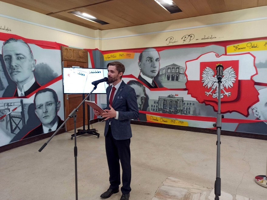 Świętochłowice mają nowy mural. Tym razem powstał nie na elewacji, a wewnątrz budynku. Namalowano go bowiem w Szkole Podstawowej nr 1 im. Miłośników Ziemi Śląskiej w Świętochłowicach. Nieprzypadkowo, ponieważ jest on inspirowany pracą plastyczną uczennic świętochłowickiej podstawówki, która zajęła 1. miejsce w ogólnopolskim konkursie „Misja: Wolna Polska”.