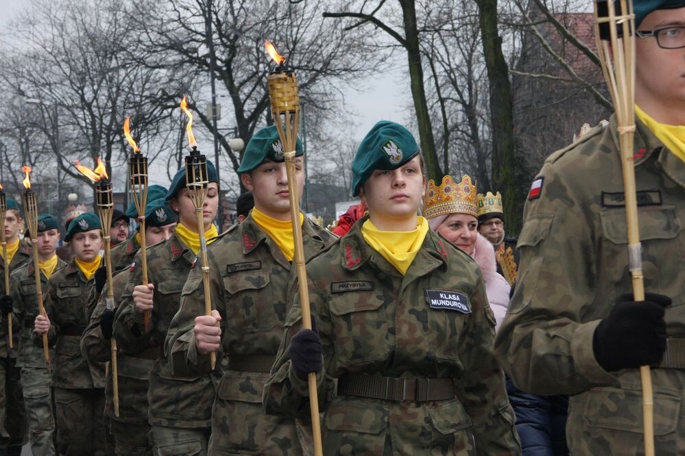 Orszak Trzech Króli przeszedł ulicą Katowicką spod Muzeum Powstań Śląskich do Kościoła św. Piotra i Pawła. Uczestników ogrzał pokaz ognia.