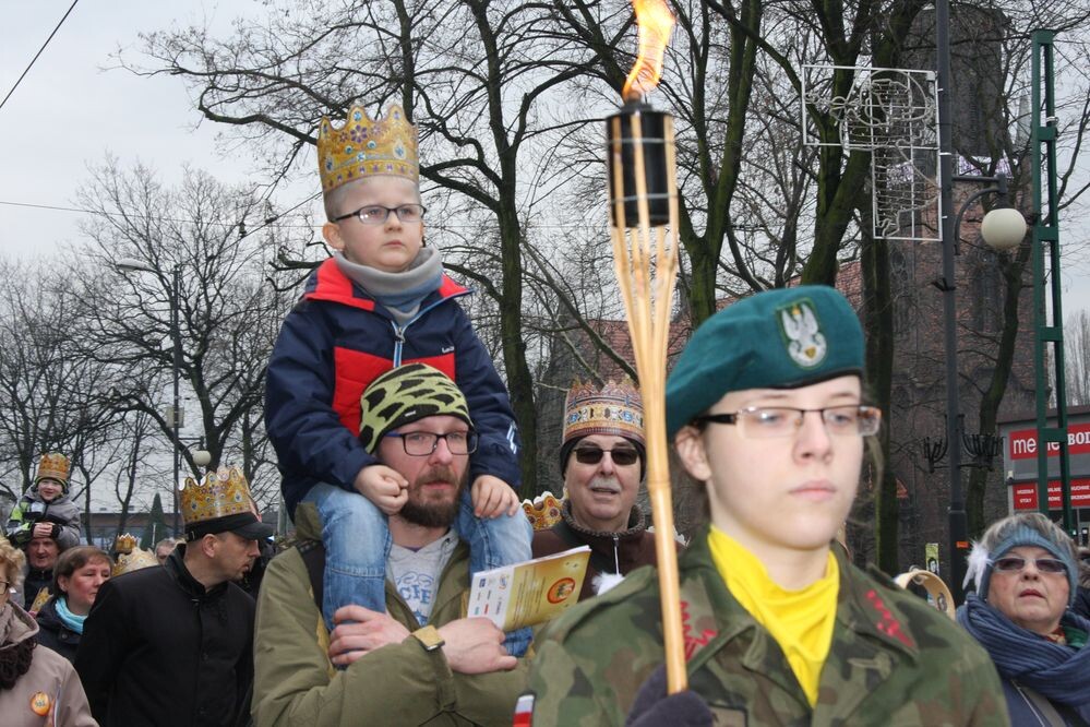 Orszak Trzech Króli przeszedł ulicą Katowicką spod Muzeum Powstań Śląskich do Kościoła św. Piotra i Pawła. Uczestników ogrzał pokaz ognia.