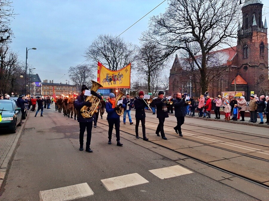 Przez Świętochłowice przeszedł Orszak Trzech Króli. W uroczystości wzięli udział przedstawiciele władz miasta, mieszkańcy i oczywiście Trzej Mędrcy, którzy nieśli ze sobą złoto, kadzidło i mirrę. Zobaczcie jak było.