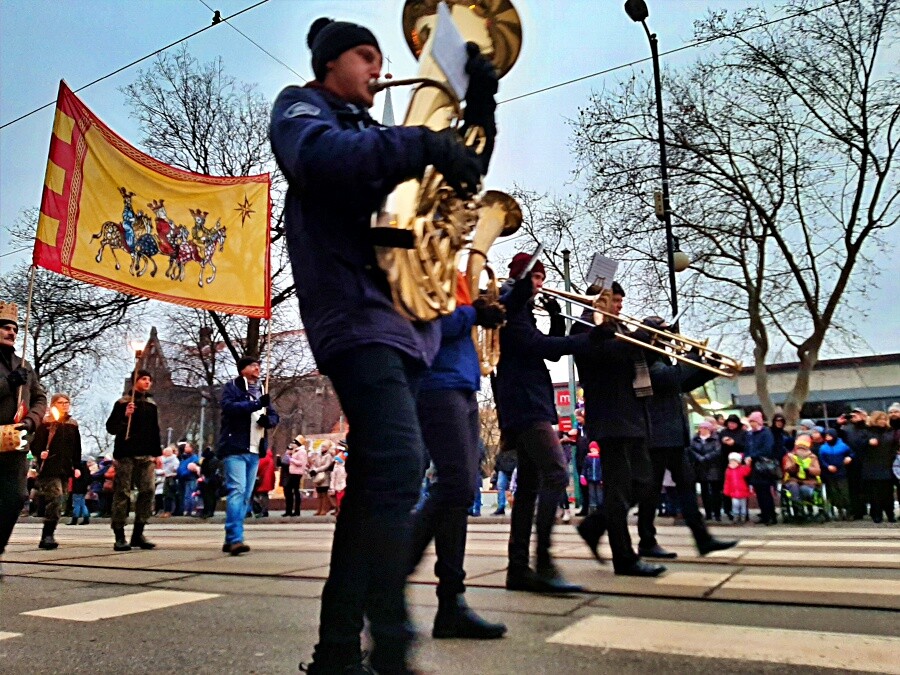 Przez Świętochłowice przeszedł Orszak Trzech Króli. W uroczystości wzięli udział przedstawiciele władz miasta, mieszkańcy i oczywiście Trzej Mędrcy, którzy nieśli ze sobą złoto, kadzidło i mirrę.