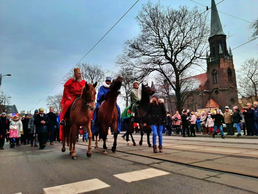 Przez Świętochłowice przeszedł Orszak Trzech Króli. W uroczystości wzięli udział przedstawiciele władz miasta, mieszkańcy i oczywiście Trzej Mędrcy, którzy nieśli ze sobą złoto, kadzidło i mirrę.