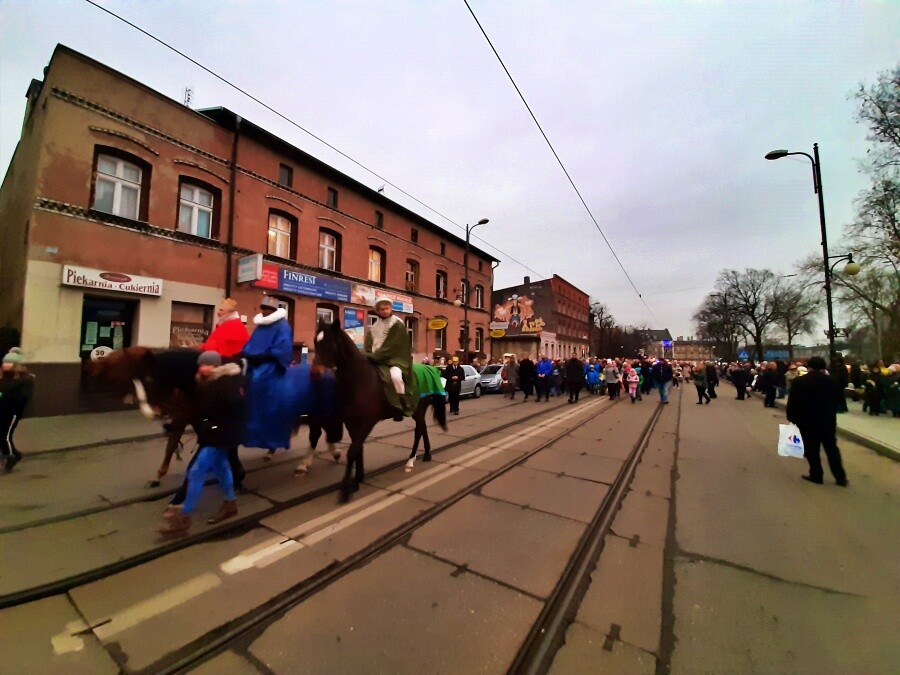 Przez Świętochłowice przeszedł Orszak Trzech Króli. W uroczystości wzięli udział przedstawiciele władz miasta, mieszkańcy i oczywiście Trzej Mędrcy, którzy nieśli ze sobą złoto, kadzidło i mirrę.