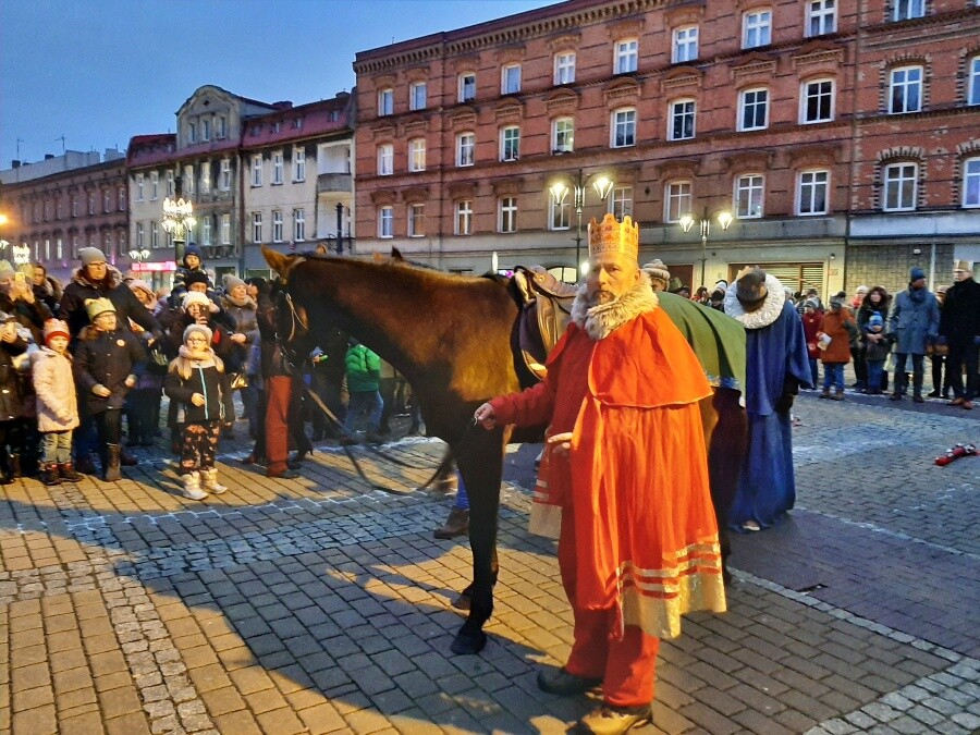 Przez Świętochłowice przeszedł Orszak Trzech Króli. W uroczystości wzięli udział przedstawiciele władz miasta, mieszkańcy i oczywiście Trzej Mędrcy, którzy nieśli ze sobą złoto, kadzidło i mirrę.